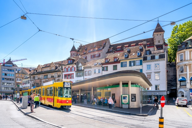 Krajobraz miejski zabytkowego starego miasta Barfusserplatz