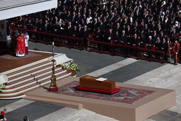 Chwilę po godz. 10:00 w Watykanie rozpoczęły się uroczystości pogrzebowe papieża Franciszka