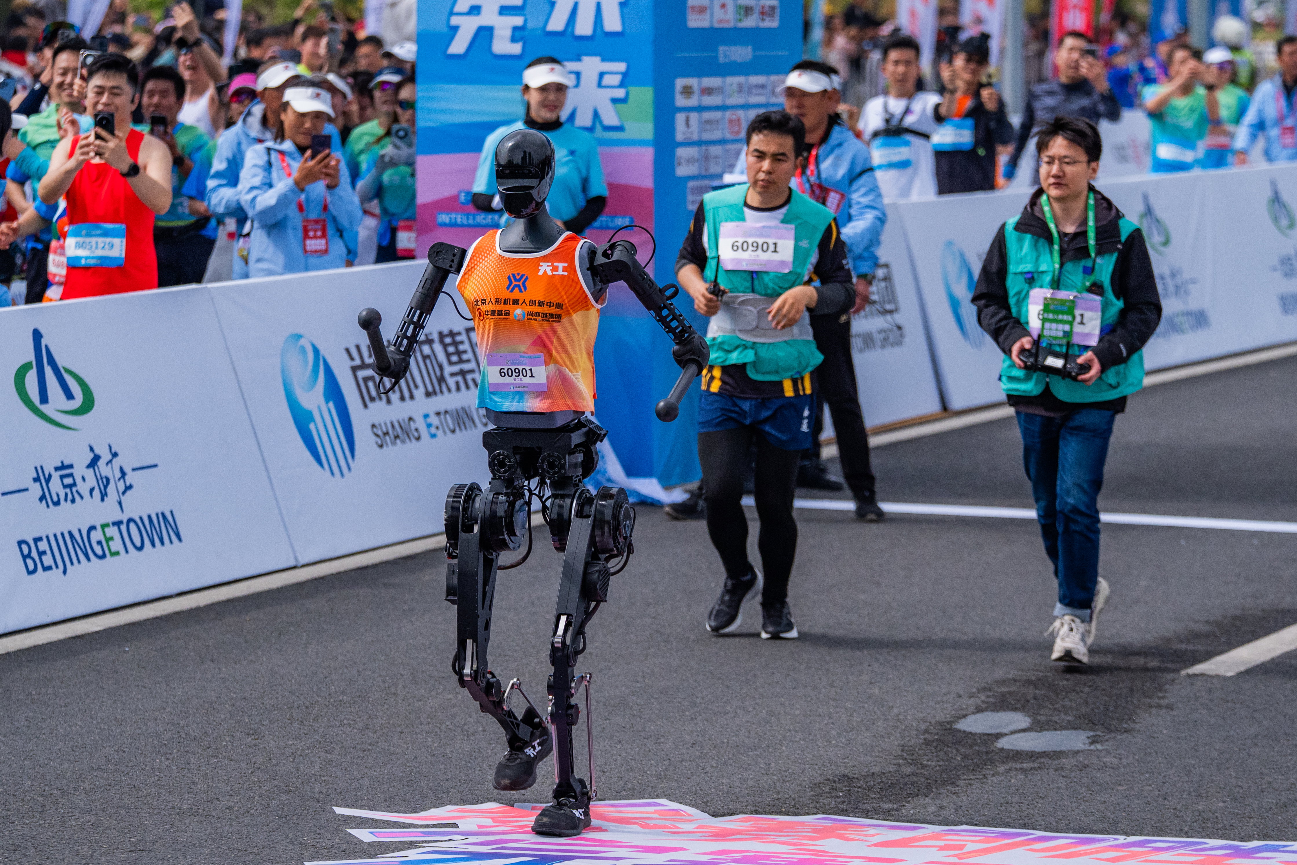 Humanoidalne roboty pobiegły w półmaratonie z ludźmi