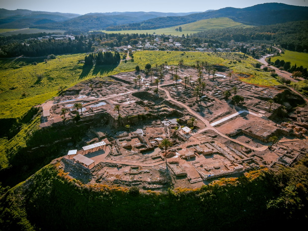 Tel Megiddo – starożytne miejsce Armagedonu, otoczone zielonym krajobrazem