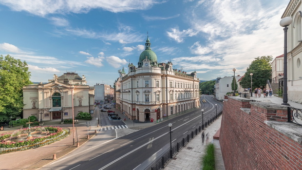 Gmach Poczty Głównej, jeden z najbardziej znanych budynków w Bielsku, wzniesiony pod koniec XIX w. W tle: Teatr Polski według projektu wiedeńskiego architekta Emila von Förstera (fot. Kirill Neiezhmakov/Shutterstock)