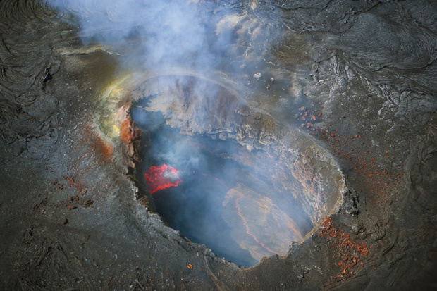Wulkan Kīlauea wypuszczający parę, Hawaje, Stany Zjednoczone.