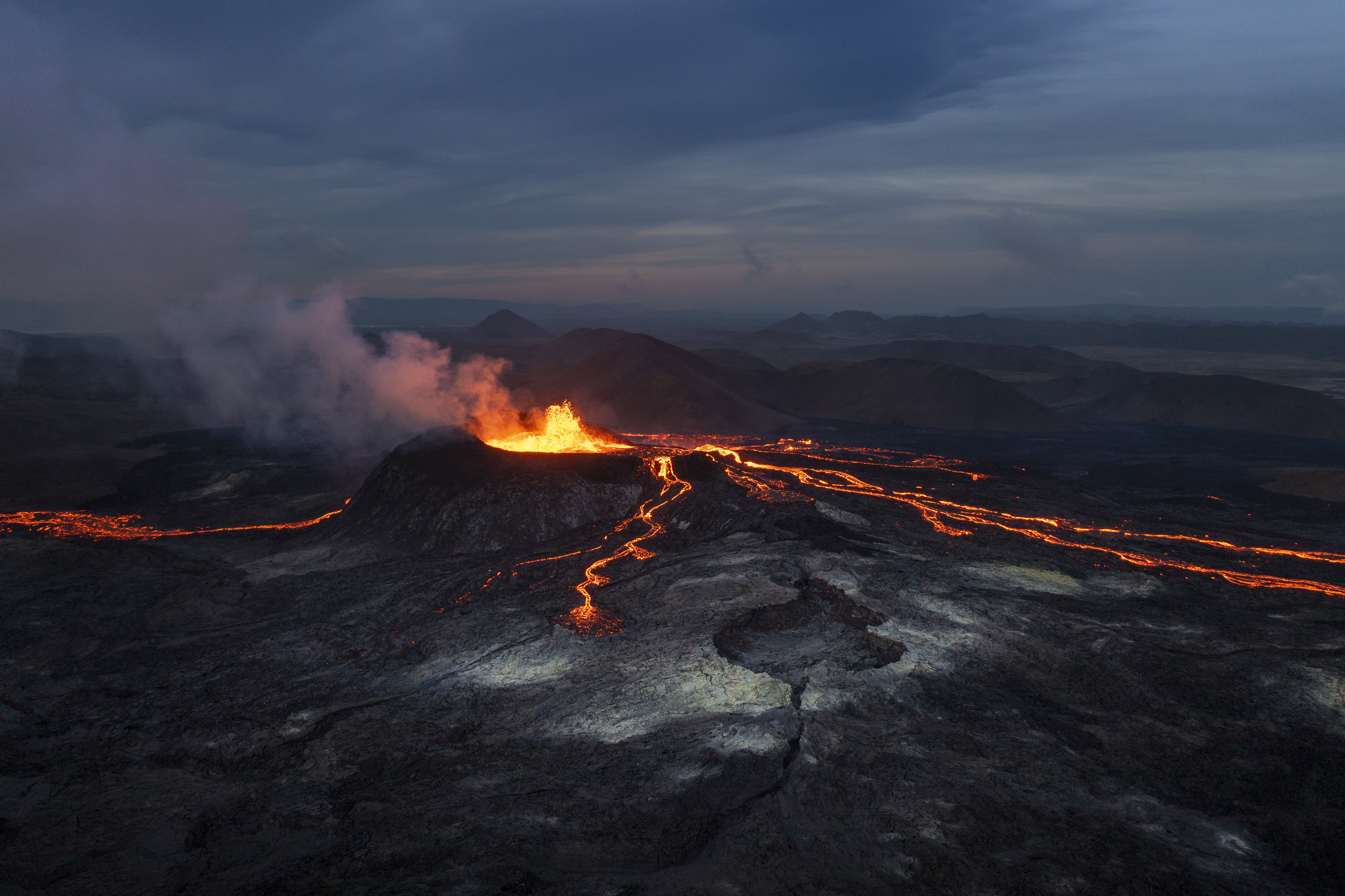 Islandia, Półwysep Reykjanes – widok z lotu ptaka na erupcję wulkanu Fagradalsfjall.