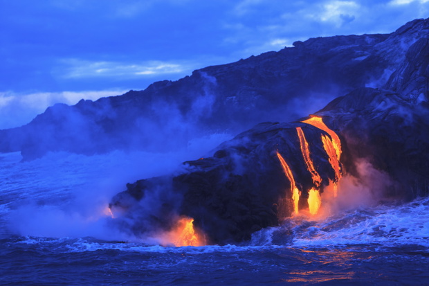 Widok na ocean i spływającą lawę z wulkanu Kīlauea w pobliżu dawnego miasteczka Kalapana, Big Island, Hawaje, USA.