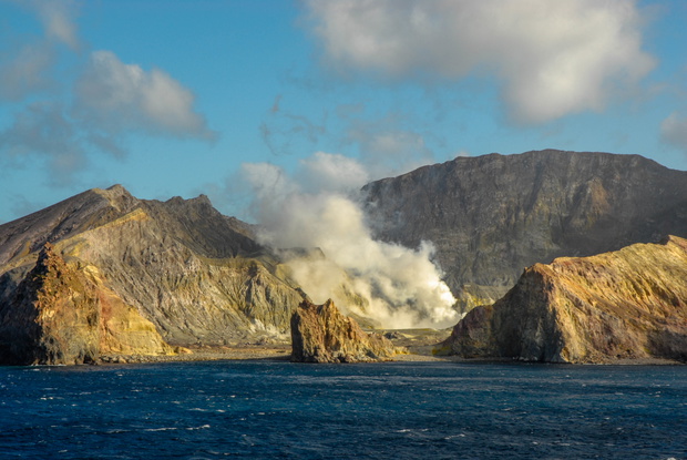 Whakaari / White Island – aktywny wulkan stratowulkaniczny w Zatoce Obfitości, Nowa Zelandia, popularny cel wycieczek i badań naukowych.