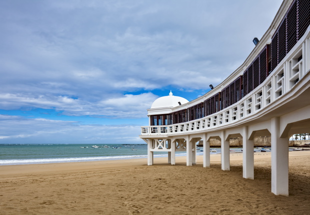 Plaża La Caleta, Kadyks – urokliwa zatoka na Costa de la Luz w Andaluzji, Hiszpania.