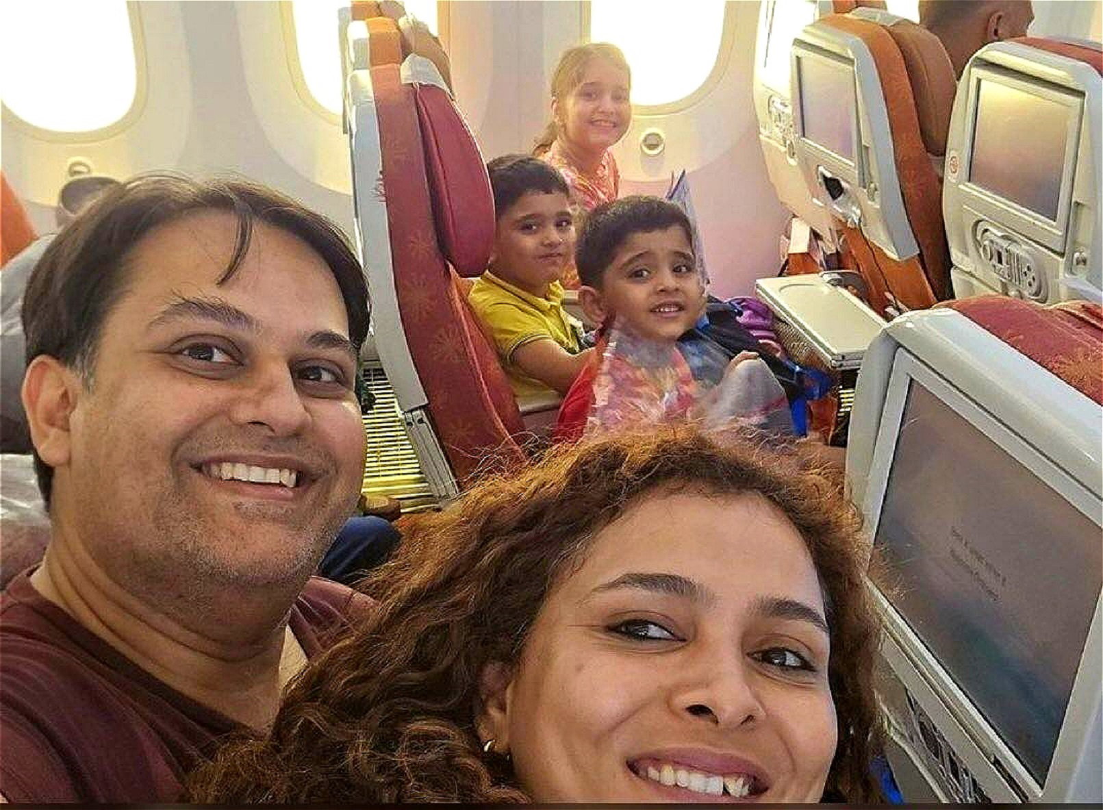 Dr Pratik Joshi i dr Komi Vyas z trójką swoich dzieci