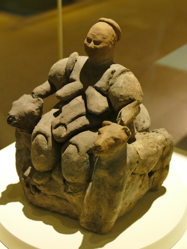 Ta figurka bywała z Çatalhöyük bywa określana jako bogini