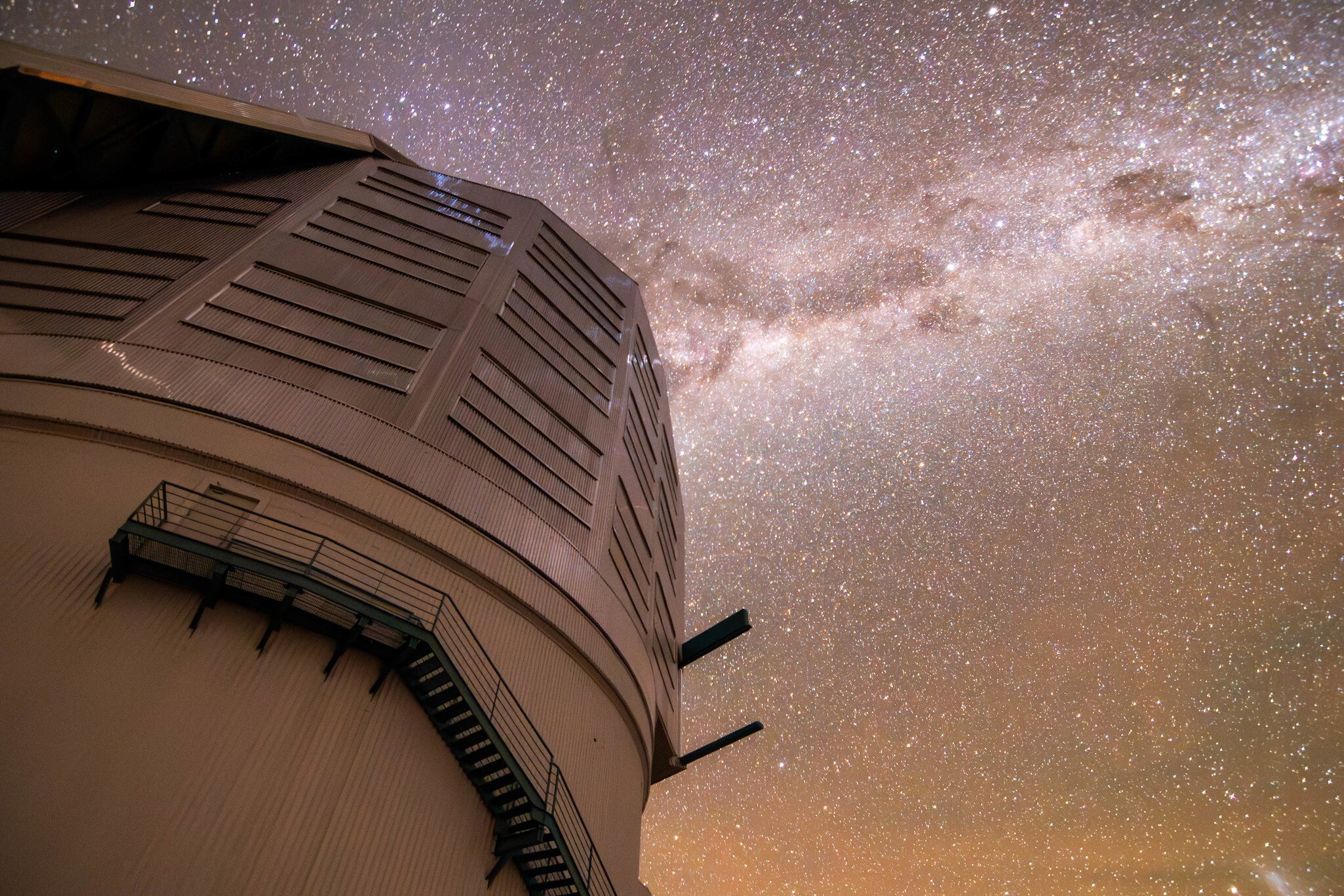 Cerro Pachón, Chile – 8 czerwca 2025 r. Obserwatorium Rubina prezentuje pierwsze zdjęcia wykonane największą kamerą kosmiczną w historii. Projekt LSST rusza pod koniec 2025 roku.
