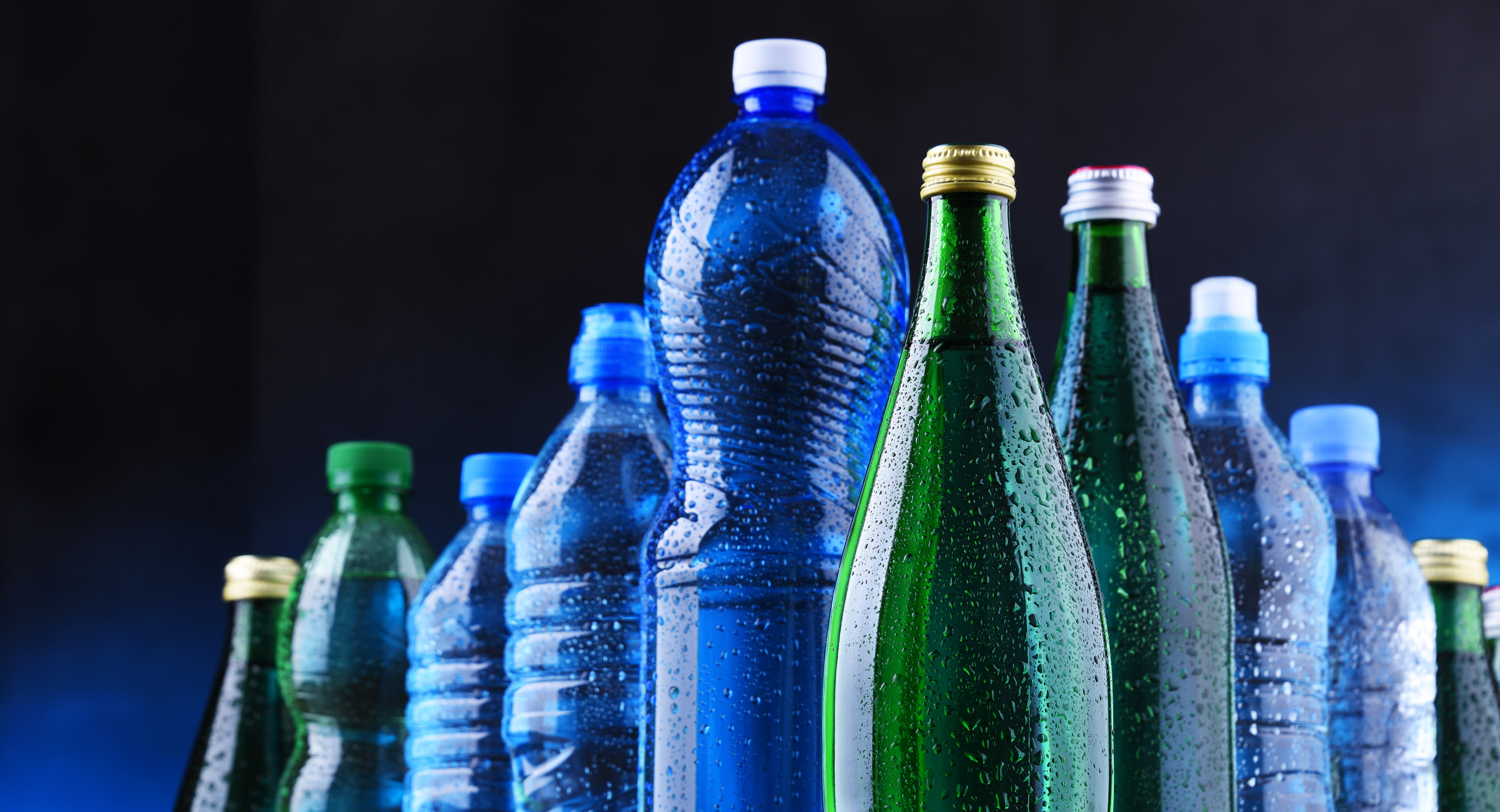 Mikroplastik stwierdzono także w szklanych butelkach