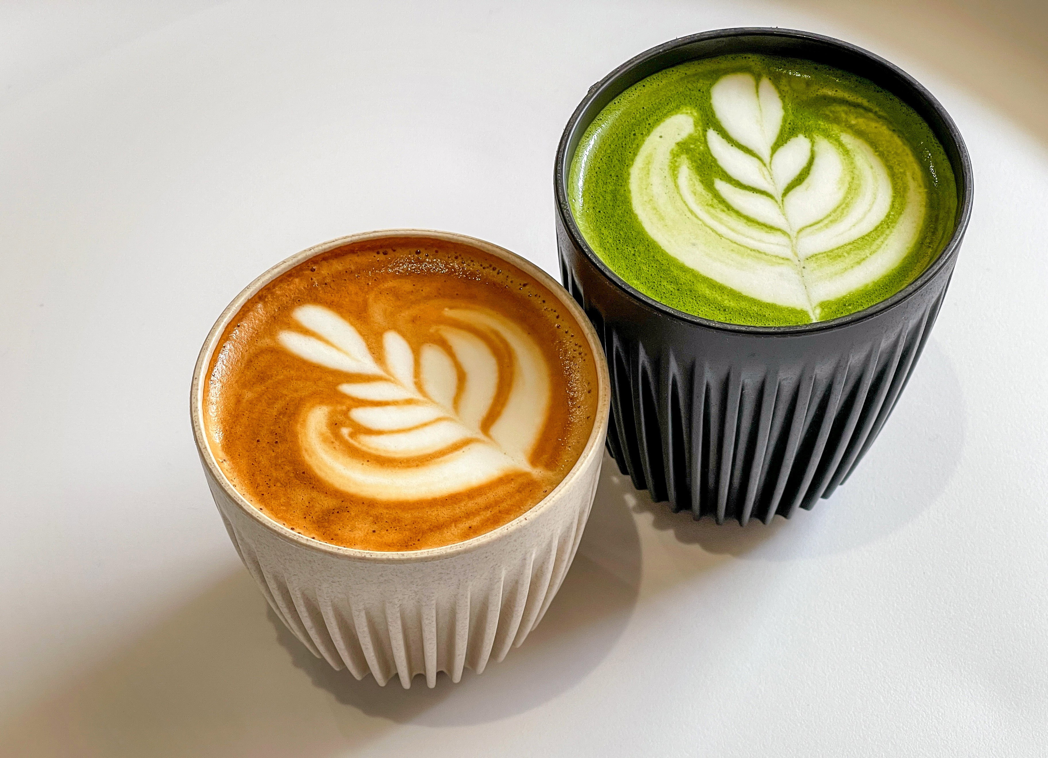 Kawa a matcha – podobieństwa i różnice w działaniu