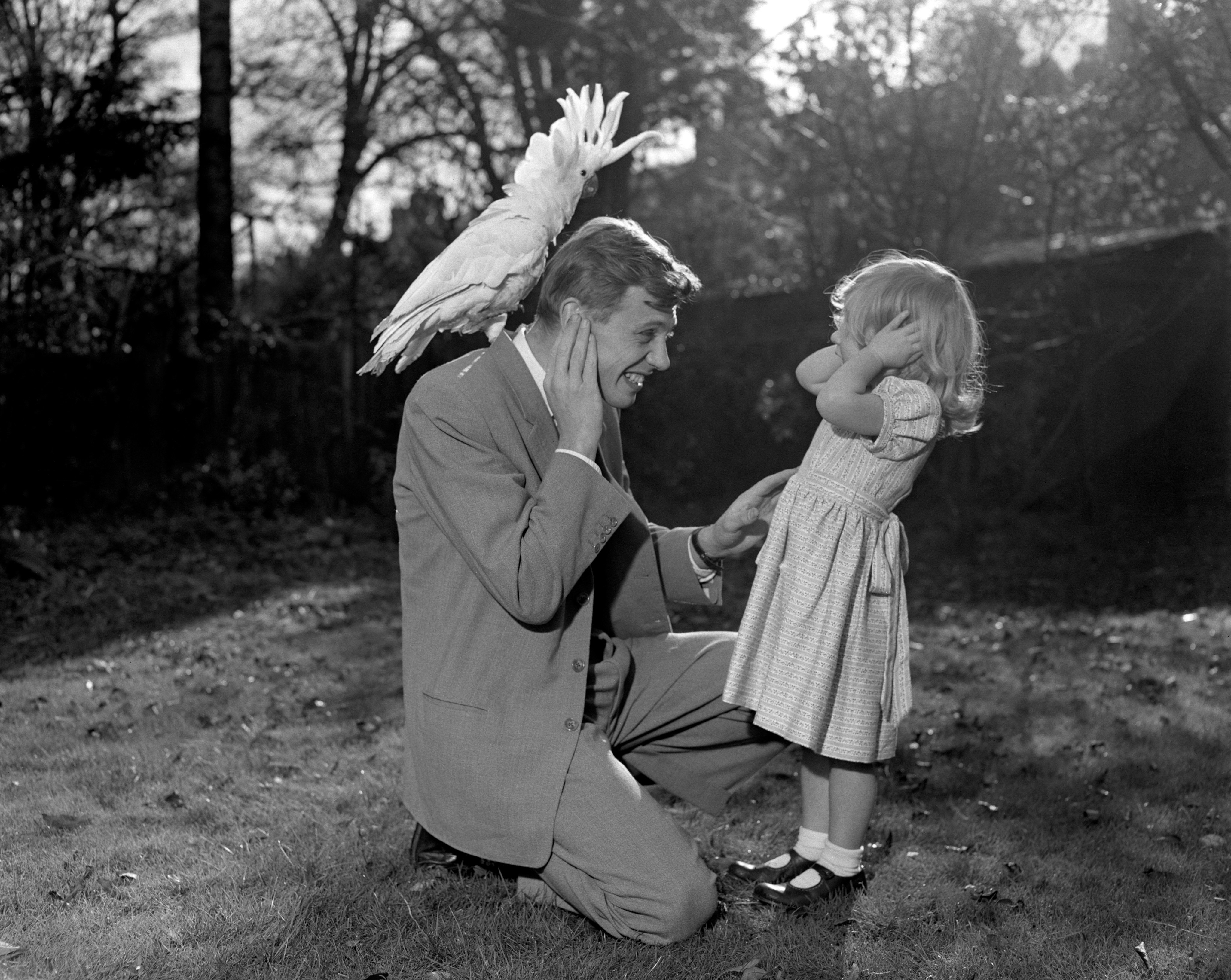 David Attenborough z córką Susan i papugą Georgie w 1957 roku