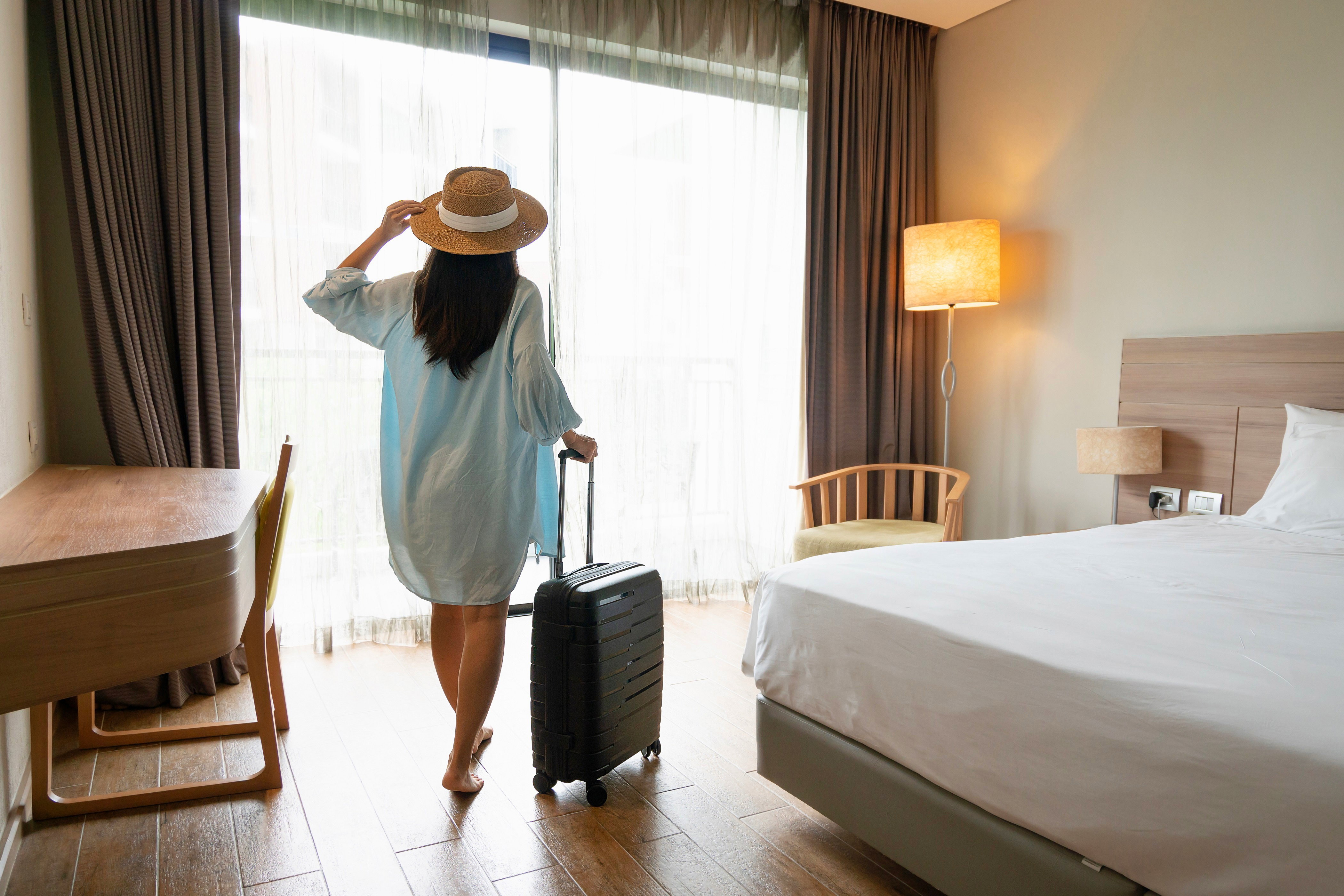 pokój hotelowy pod lupą