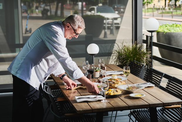 Letni taras The Spot Restaurant &amp; Bar i szef kuchni