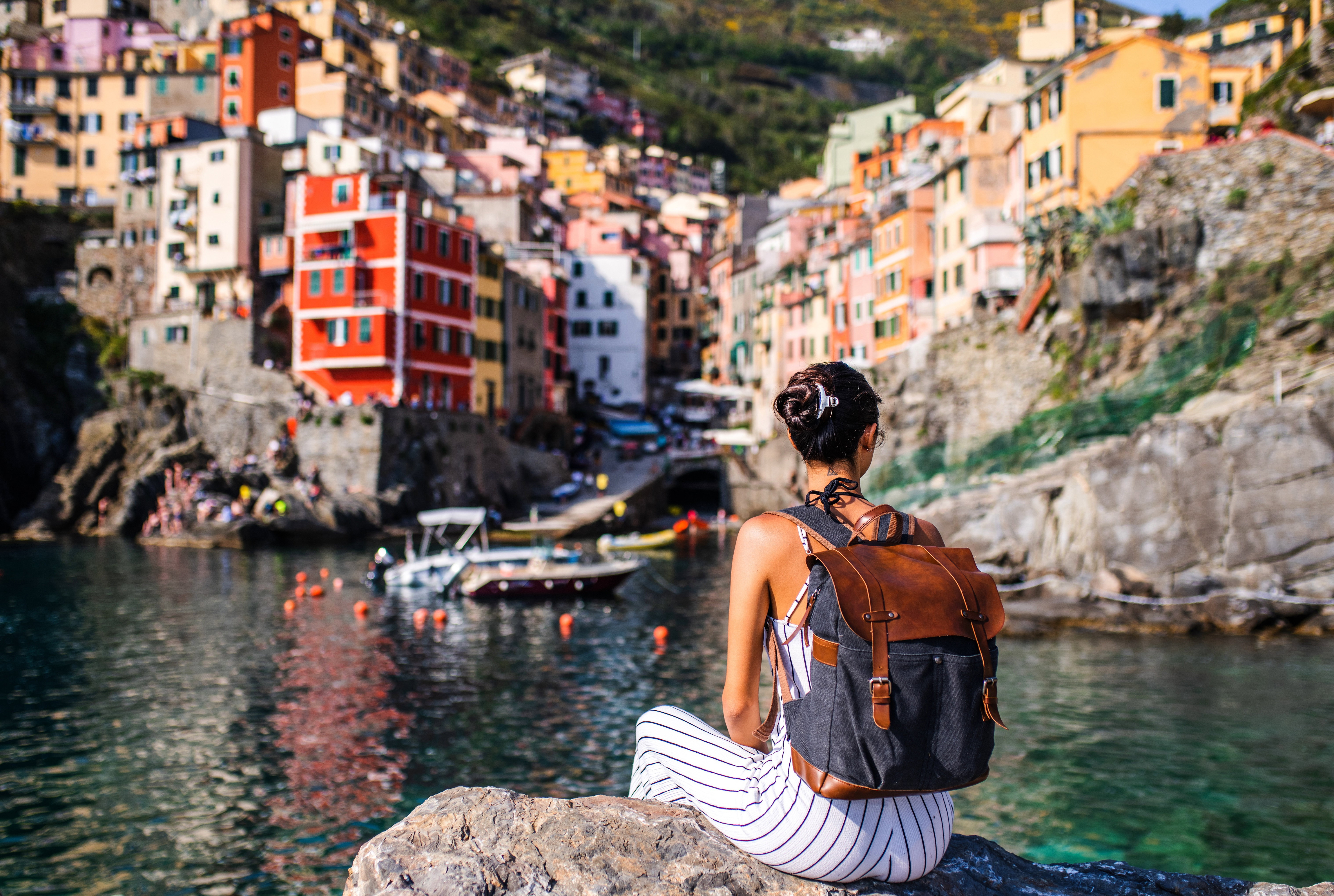 Turystka patrzy na miasto Riomaggiore w Cinque Terre.