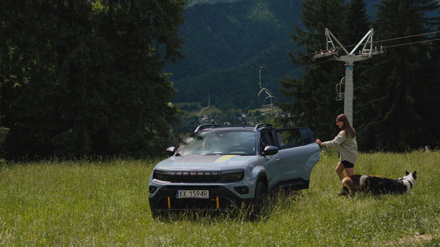 Jeep_avenger_x_NG_WĘDROWKI_Z_PSAMI_8