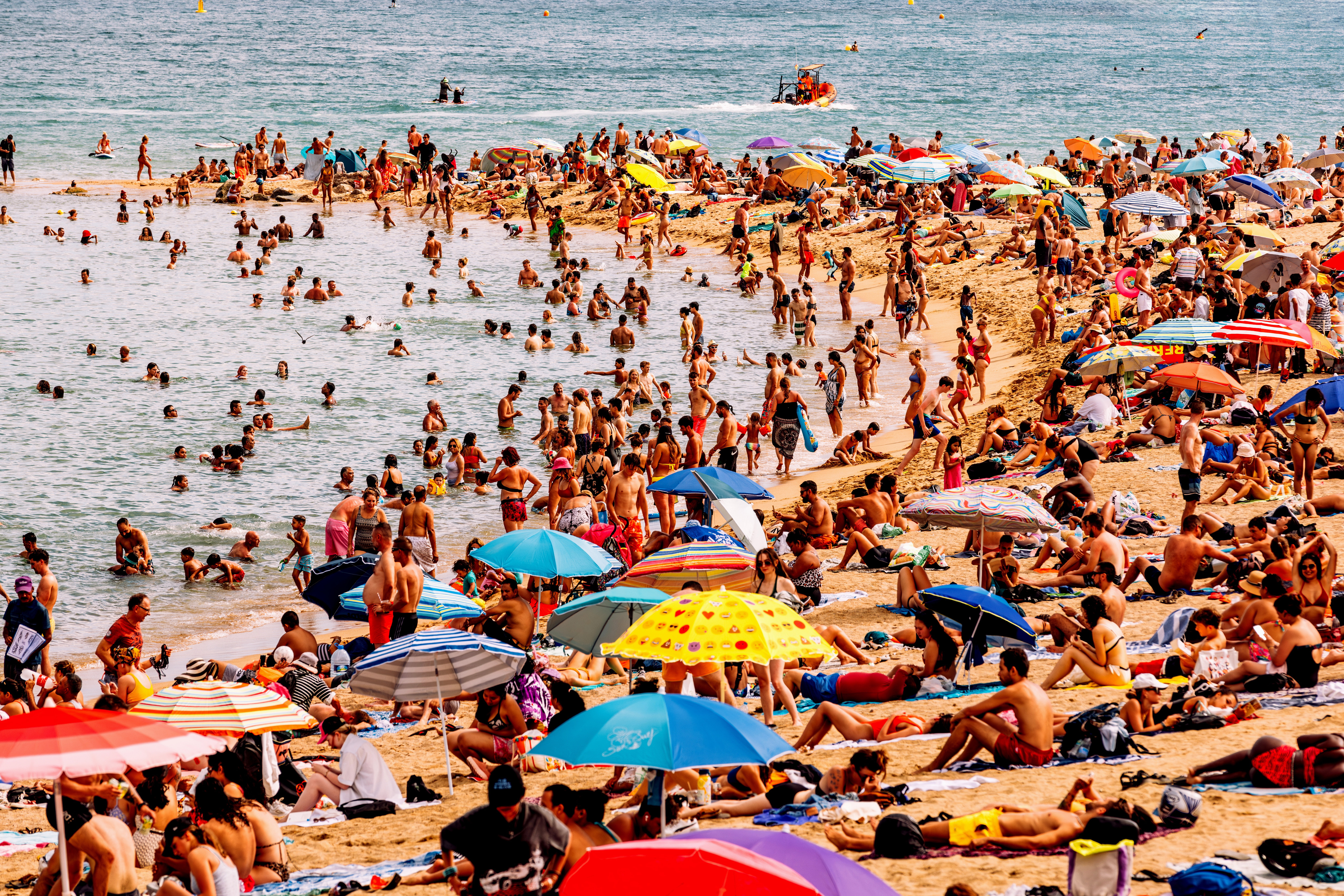 Zatłoczona plaża Barceloneta w Barcelonie w Hiszpanii