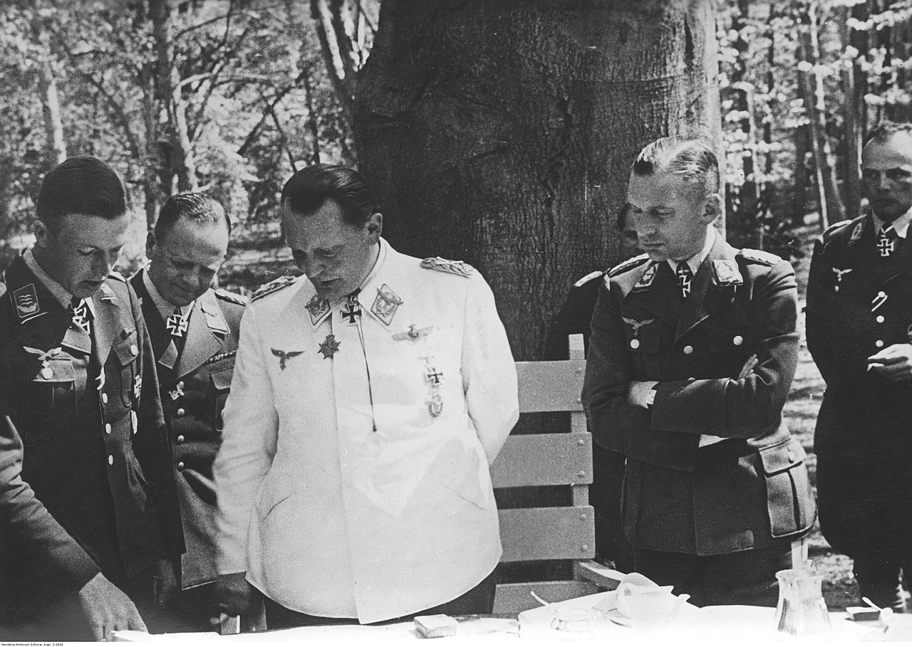 Marszałek Rzeszy Hermann Goering w czasie narady ze swoimi oficerami w kwaterze polowej (fot. Wikimedia Commons, domena publiczna)