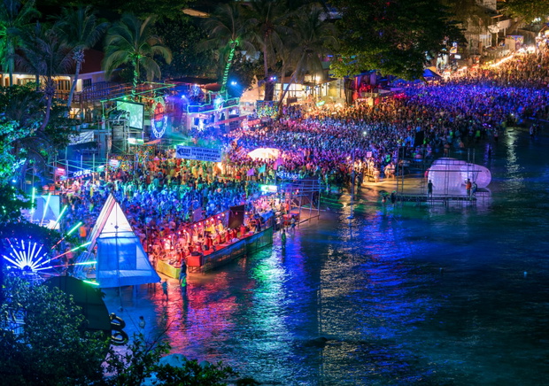 Słynna impreza plenerowa Full Moon Party na publicznej plaży Haad Rin na wyspie Koh Phangan w południowej Tajlandii