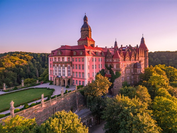 Zarówno położenie Zamku Książ robi wrażenie, jak i jego architektura