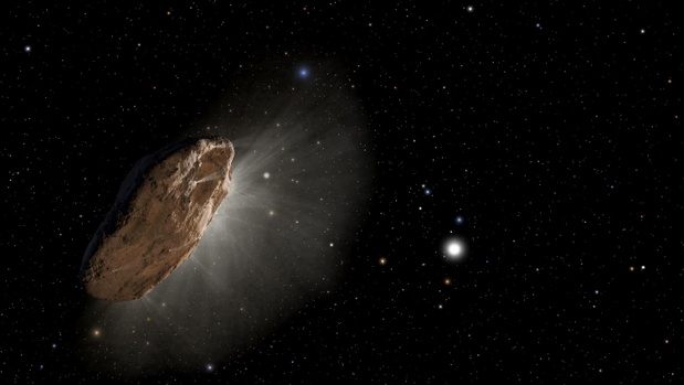 Oumuamua to pierwszy znany obiekt międzygwiezdny w Układzie Słonecznym. Jego nazwa w języku hawajskim oznacza "posłańca z daleka".
