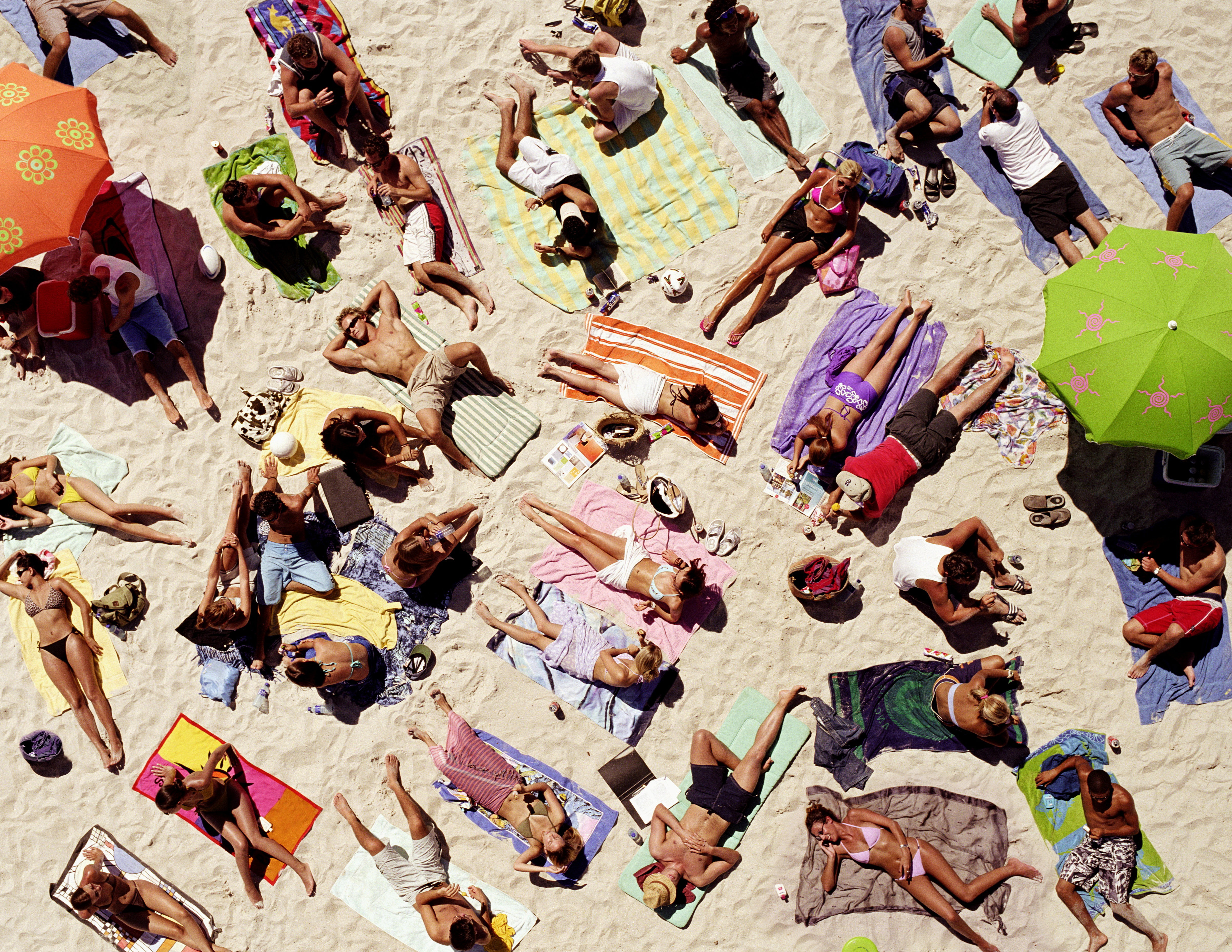 ludzie opalający się na plaży
