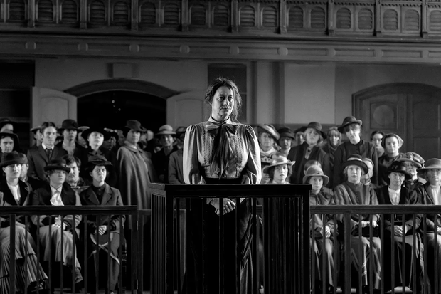 Kadr z filmu „Dziewczyna z igłą”