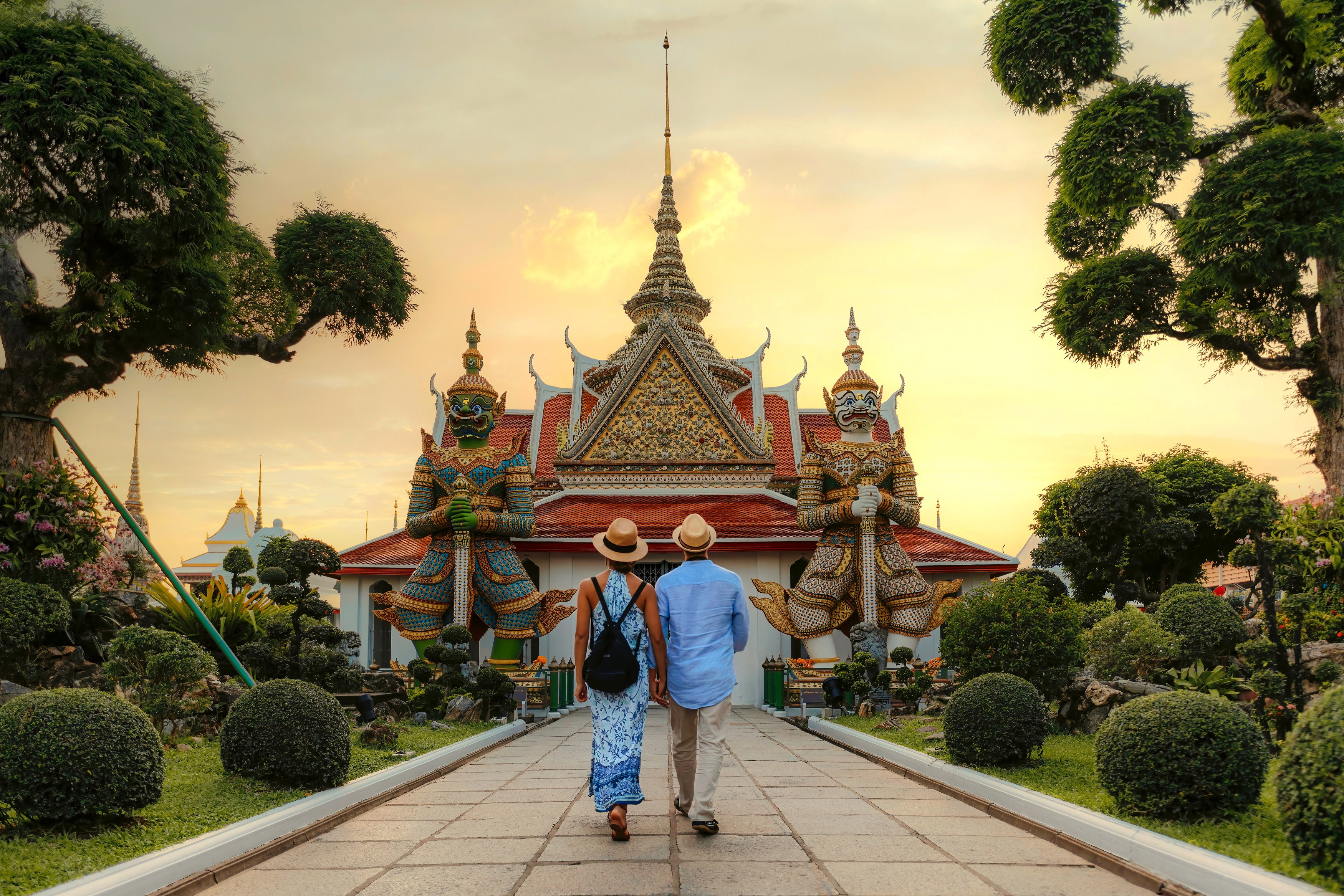 Para przed świątynią Wat Arun w Bangkoku w Tajlandii