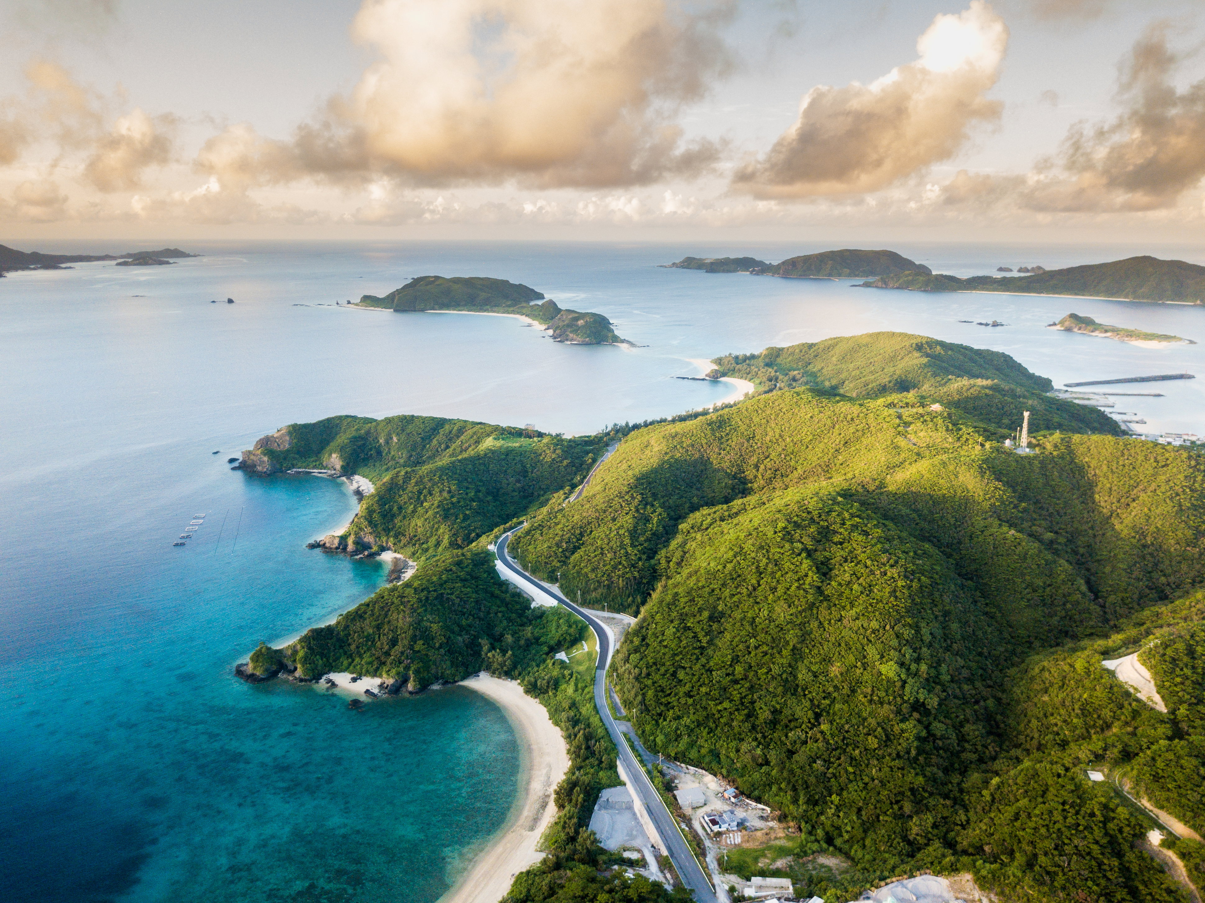 Tropikalne wyspy z turkusową wodą i rafami koralowymi. Archipelag Kerama, Okinawa, Japonia.