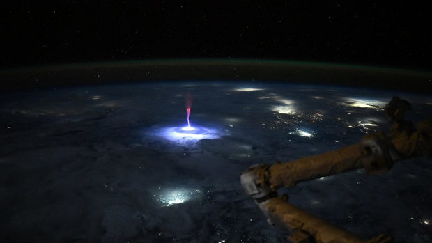 gigantyczny dżet widziany z ISS