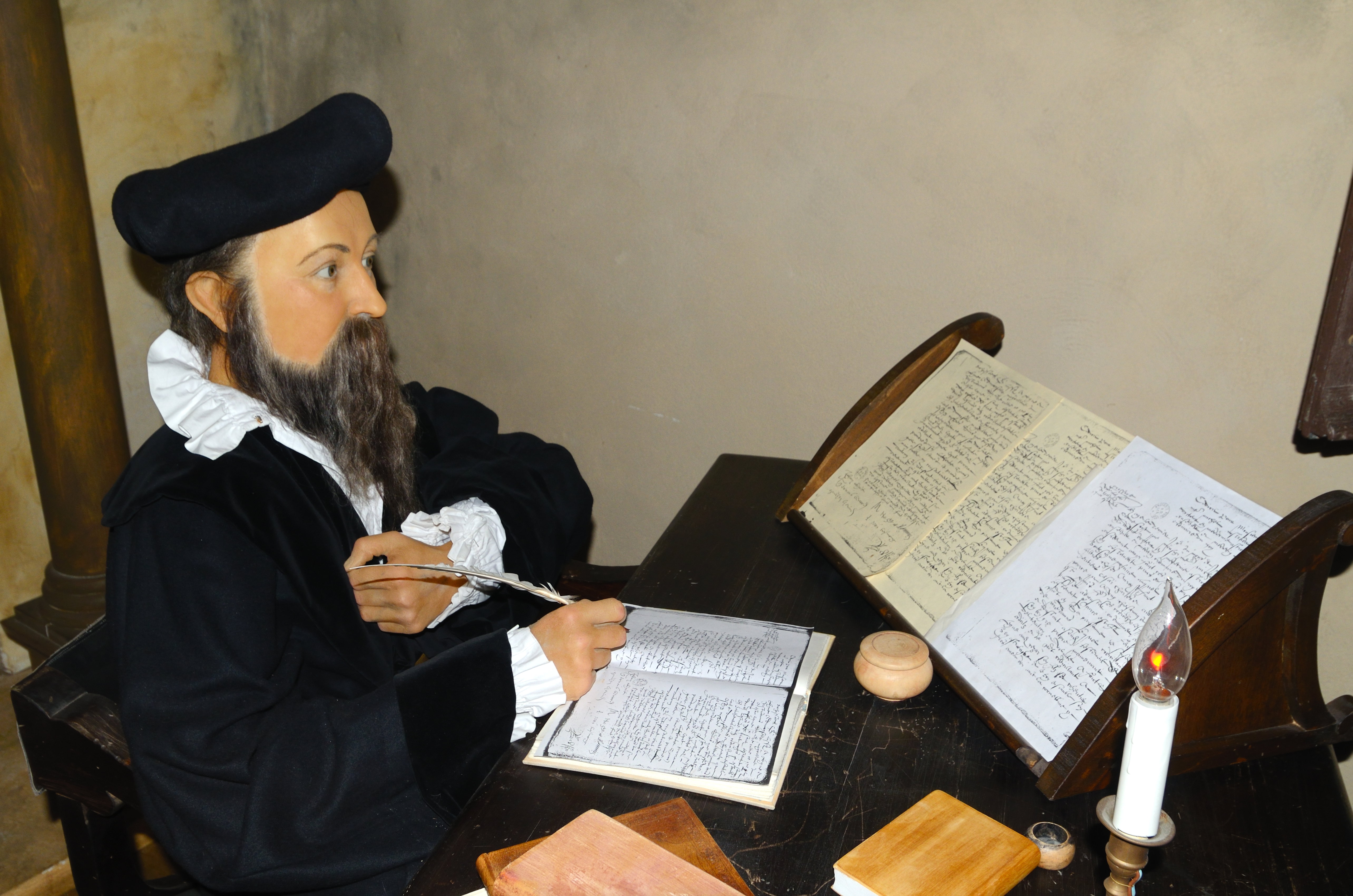 Nostradamus piszący „Przepowiednie” przy swoim biurku (1555), Salon-de-Provence, Prowansja, Francja.