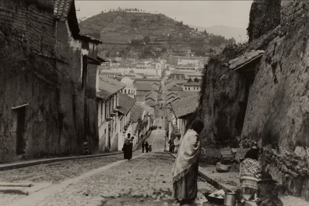 Ludzie idą stromą ulicą w Quito; Ekwador, 1921 r. / fot. Richard B. Hoit, Nat Geo Image Collection