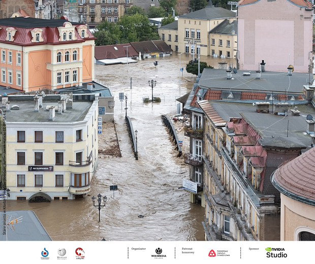 Stare miasto w Kłodzku podczas powodzi, Autor Jacek Halicki CC BY SA 4 (4)