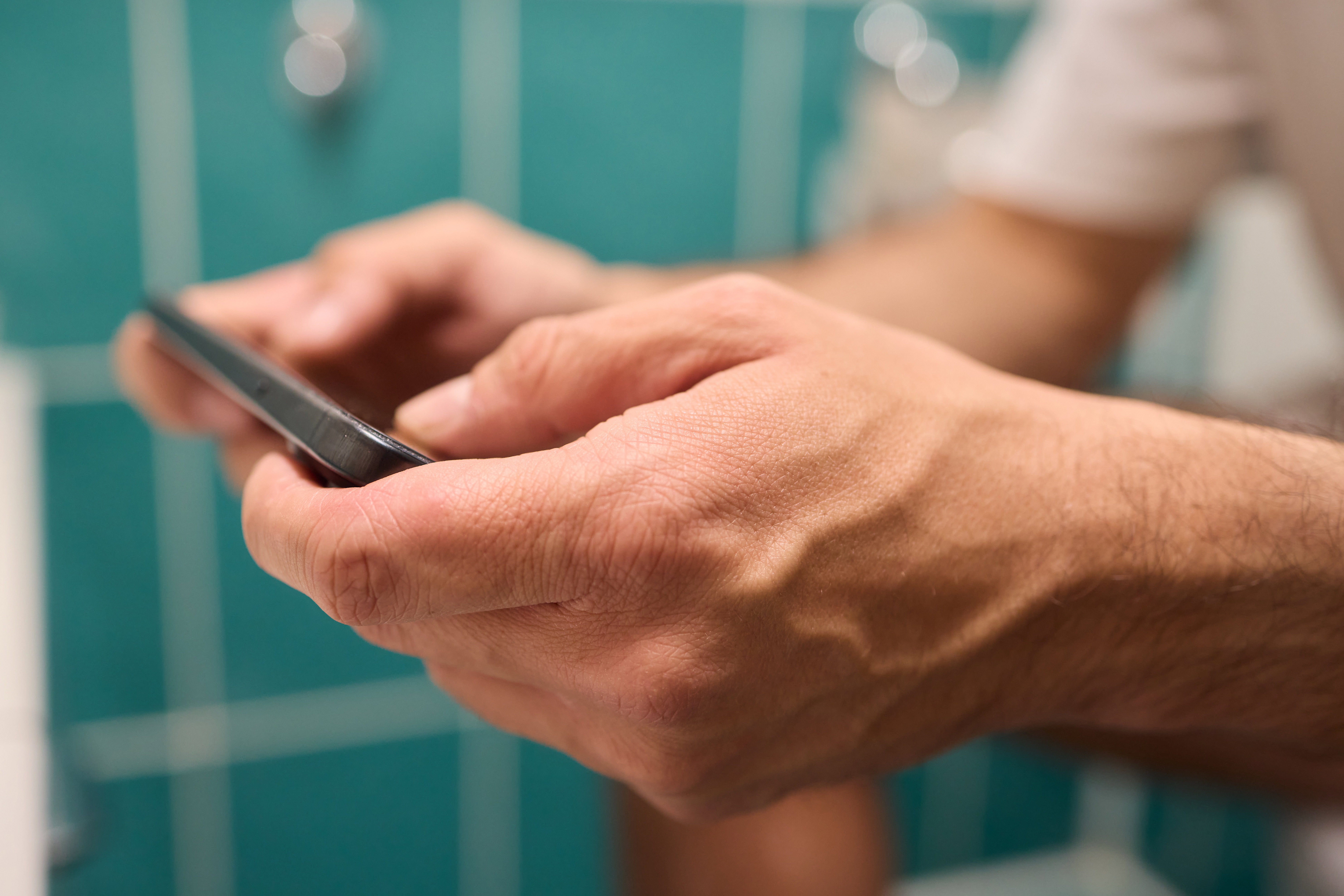 Nowe badania potwierdziły związek między używaniem smartfona w toalecie a rozwojem hemoroidów