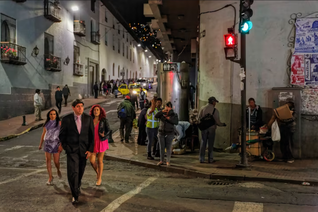 Uczestnicy wieczornego miejskiego eventu w Quito w eleganckich ubraniach, 2015 r. / fot. Randy Olson, Nat Geo Image Collection