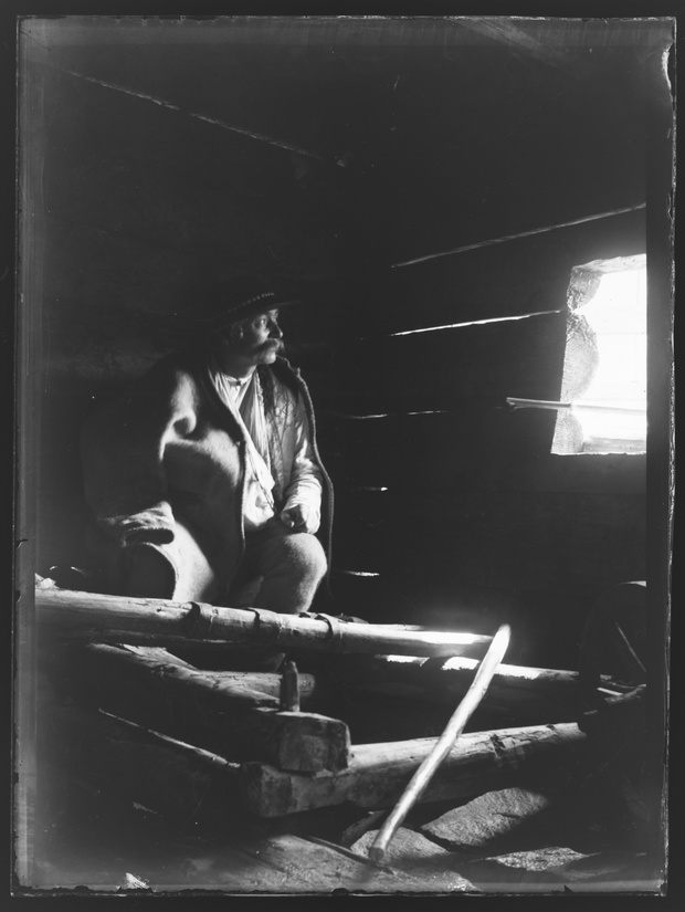 Stanisław Ignacy Witkiewicz, na zdjęciu_ Wojciech Roj na budowie willi na Antałówce, 1903-04