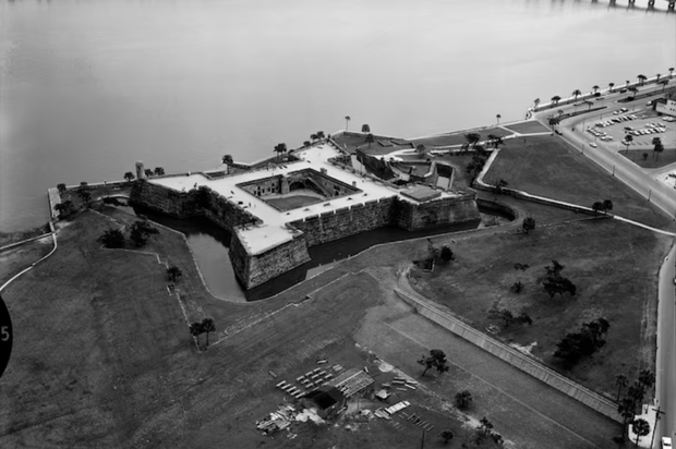 Widok z lotu ptaka na Castillo de San Marcos w St. Augustine, Floryda (czas powstania zdjęcia niepewny) / fot.  Balfore Archive Images, Alamy
