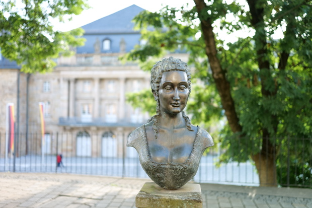 posąg wilhelminy pruskiej z brązu