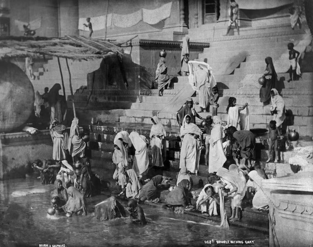 Kobiety i dziewczęta kąpią się przy ghacie w Waranasi (Benares), Uttar Pradesh, Indie, 1907 r. /fot. Eliza R. Scidmore, Nat Geo Image Collection
