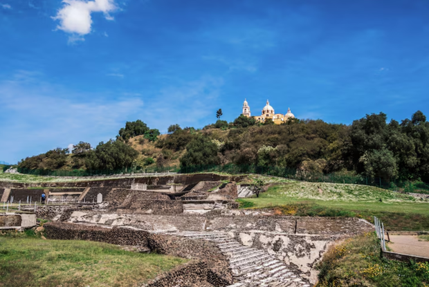 Malowniczy widok na Wielką Piramidę w Choluli, Meksyk /fot. Doleesi, Alamy
