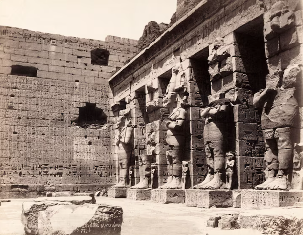Kolosy Ramzesa III w świątyni grobowej w Medinet Habu. Teby, Egipt, 1913. Fot. dzięki uprzejmości kolekcji zdjęć National Geographic.