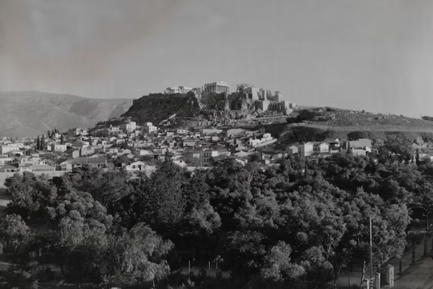 Widok na odległy Akropol od północno-zachodniej strony Aten, Grecja, 1922 r. / fot.  Fred Boissonnas, Nat Geo Image Collection
