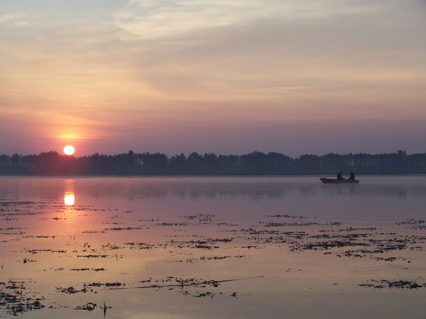 2. Wschodzące słońce nad Jeziorem Krzczeń. Dawid Korpysz