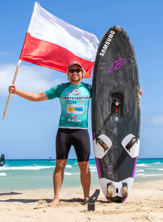 Maciek Rutkowski to mistrz świata i wielokrotny mistrz Polski w windsurfingu. Fot. Misja Bałtyk | Krzysiek Jędrzejak - Baltic Surf Scapes