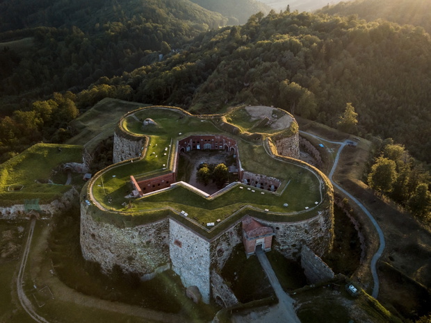 Od roku 2004 Twierdza Srebrna Góra chroniona jest jako polski pomnik historii