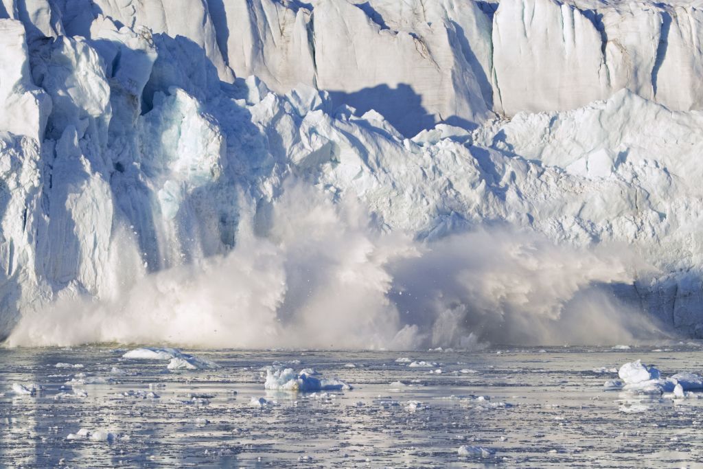 Naukowcy rozważają budowę ogromnych podwodnych „kurtyn” wokół lodowej pokrywy Antarktydy/Fot. Arterra / Contributor / Getty Images