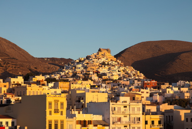 Ano Syros, Grecja – wczesny poranek w urokliwych uliczkach miasteczka.