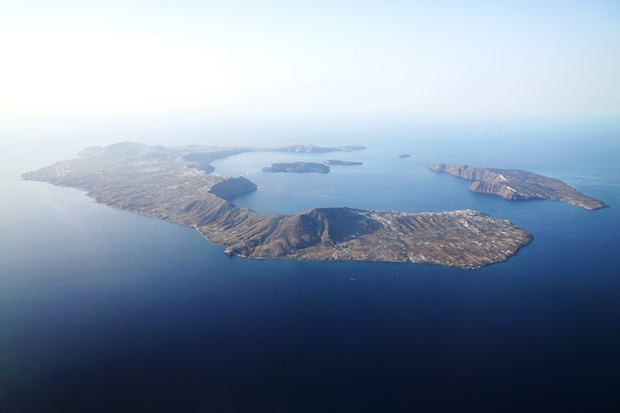 Erupcja wulkanu na Santorini w 1560 r. p.n.e. pozostawiła po sobie kalderę (widoczną na zdjęciu lotniczym z 2021 roku), która ukształtowała dzisiejszą wyspę. Fot. Lepretre Pierre, Getty Images