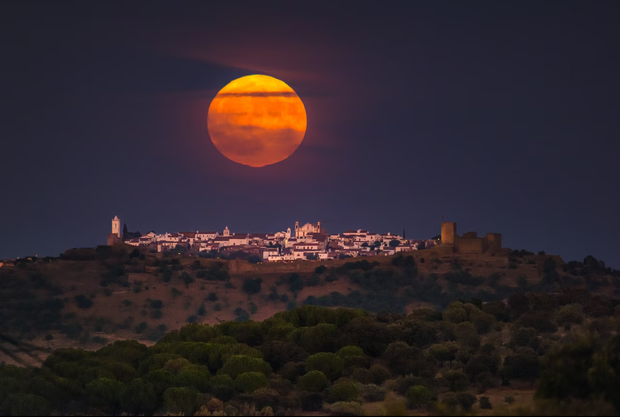 Super „błękitny” Księżyc wschodzi nad zamkiem Monsaraz w portugalskim rezerwacie Dark Sky Alqueva. W październiku, listopadzie i grudniu 2025 r. pojawi się kolejny superksiężyc./Fot. Miguel Claro
