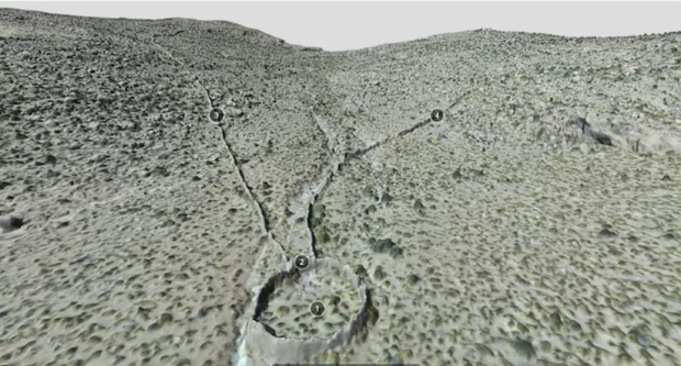 Trójwymiarowy model fotogrametryczny kamiennej pułapki w kształcie lejka, zlokalizowanej w północnym Chile, w gminie Camarones (region Arica y Parinacota), na wysokości 3800 m n.p.m. Widoczne elementy: 1) zagroda, 2) dwumetrowy spadek terenu, 3) dłuższe, 